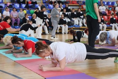 В Уссурийске определили королей и королев гибкости, силы и меткости среди тех, кому за 55