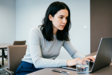 Коллеги спрашивают, хожу ли на массаж — а я просто делаю эти движения за рабочим столом: королевская осанка за 7 дней