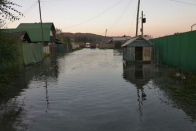 Вода подступила к подъездам в подмосковном городе 
