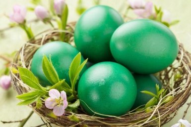 Выкиньте порошки, вот как красят яйца в природный зеленый цвет – эти листья есть у всех