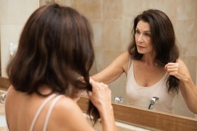 Раскрыли новый способ, как скрыть седину без краски: для тех, кому за 55 лет