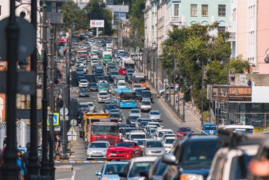 Лобовое ДТП парализовало движение в районе Эгершельда во Владивостоке