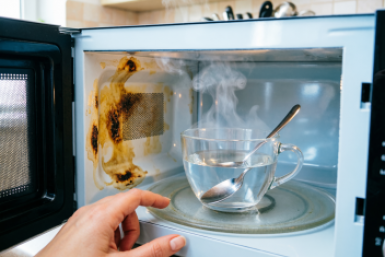 1 чайная ложка в стакан воды — и микроволновка блестит изнутри: жир и нагар отваливаются сами, даже тереть не придется