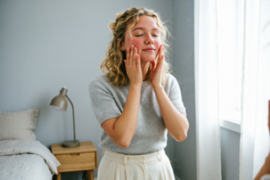 4 легких приема самомассажа лица для женщин — делаю в пижаме перед сном