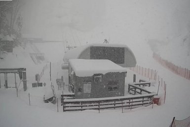 В горах Сочи сугробы перевалили за три метра и продолжают расти