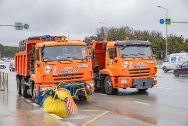 На дорогах Севастополя с помощью спецтехники отмывают зимнюю грязь