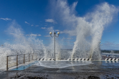 Двухметровые волны могут накрыть берег Сочи и Сириуса