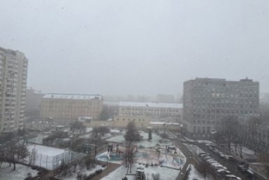 Очевидцы сняли мощную апрельскую метель в Москве