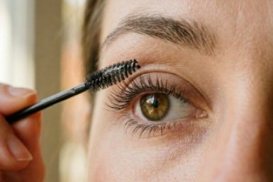 Забыла о наращивании: один мазок этим "активатором" раз в 3 дня — и через 2 недели ресницы как щетка