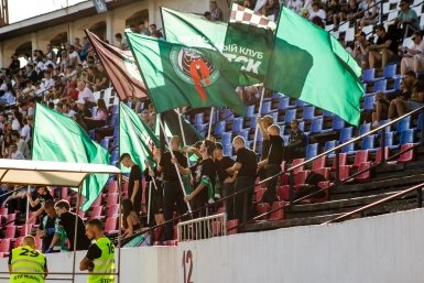 За забором, но с командой: как болельщики поддержали ФК "Иркутск" в Черемхово