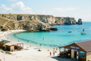 "Крымские Мальдивы" за копейки: белый песок, ярко-бирюзовая вода и лечебная глина — про этот рай мало кто знает