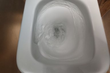 Кидаю 1 горсть соли — и унитаз блестит, а воздух свежий: ни желтизны, ни мочевого камня