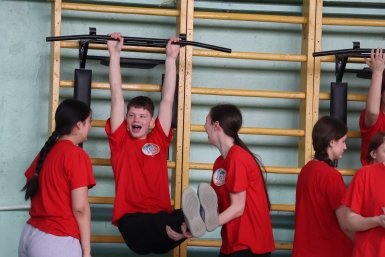 Студенты выполняют упражнения космонавтов ИА UssurMedia