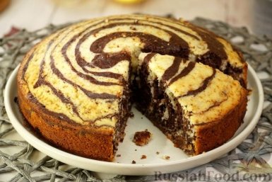 Просто смешайте простые продукты: получится эффектный манник "Зебра" на кефире, с изюмом. Справится даже начинающий кулинар