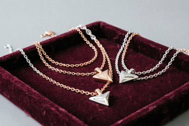 Это украшение — тренд-2026 года: вытягивает шею и подчеркивает грудь, мощно стилизует образ