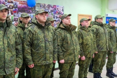 На срочную службу из Магадана отправили 11 новобранцев
