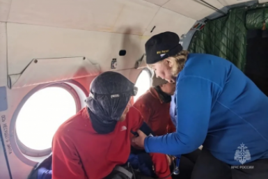 Спасенных на Камчатке туристов доставили к медикам (ФОТО)