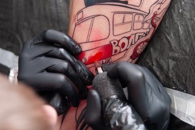 Депутат предложил лишить подростков права набивать татуировки