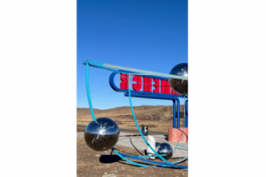 Сильный ветер разрушил стелу на въезде в Краснокаменск