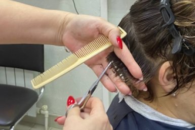 Такая омолаживающая стрижка станет модной в апреле 2026 года: работает на женщинах 40+