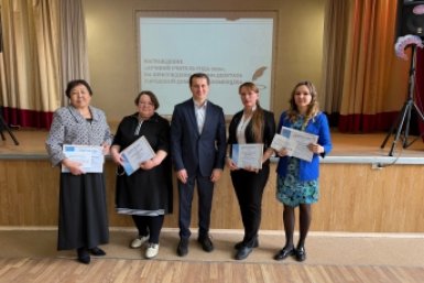 Депутат Евгений Шеломенцев вручил премии &quotЛучший учитель года – 2026&quot в школе №2 дума Иркутска