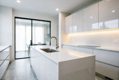 2 ложки в воду — и липкий жир на кухне убирается без усилий: блеск и свежесть за 5 минут