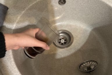 Трубы забьются быстрее, чем вы думаете: вот что нельзя сливать в раковину