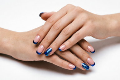 Хром в облаках: стильная идея синего маникюра с нереальным блеском