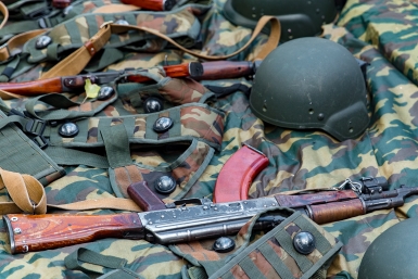 Оружие, автомат, защита, каска, военные Илья Аверьянов, ИА PrimaMedia