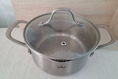 Добавляю 1 ложку отбеливателя в кипяток — и крышка как новая: жир уходит сам, без часовой возни