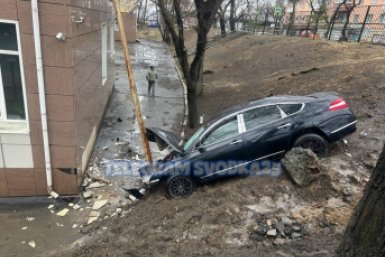 Автомобиль протаранил забор и скатился на территорию школы во Владивостоке Телеграм-канал &quotSvodka25 l Новости Приморья и Владивостока&quot (18+)