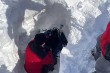 Спасатели помогли следователям на Камчатке эвакуировать тела погибших туристов