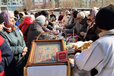 В Якутске у Преображенского собора освятили пасхальные приношения в Великую субботу ИА YakutiaMedia