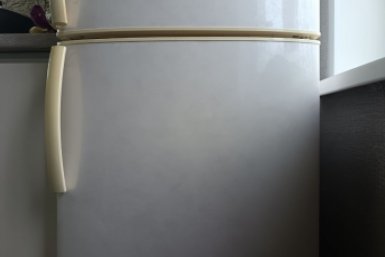 Дверца холодильника — не для молока и яиц: что можно хранить в самом тёплом месте