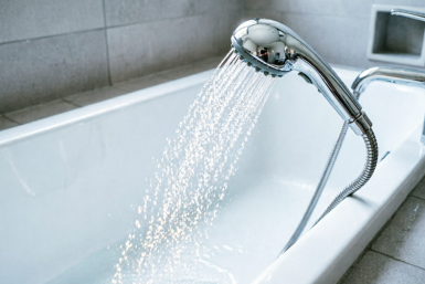 Привязала на ночь пакет — душевая лейка как новая: мощный напор и ни капли налета