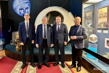 Фото 2023 года из тг-канала (18+) губернатора