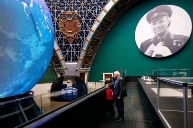 Опубликованы эксклюзивные фото с легендарным космонавтом в Москве