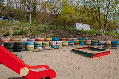 Россиян будут штрафовать за украшения из старых покрышек во дворе