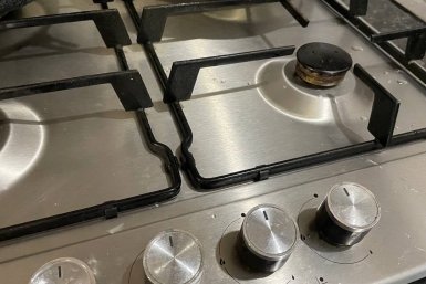 Пару ложек в горячую воду – решетки плиты как новенькие, даже тереть не надо