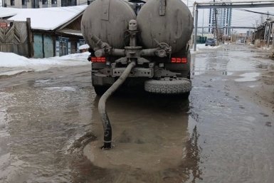 Более 8 тысяч кубометров талой воды откачали с  улиц Якутска Окружная администрация Якутска