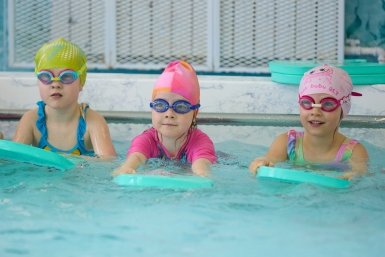 Безопасное лето: во Владивостоке массово обучают детей плаванию