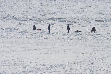 Как минимум семь человек провалились под лед в Корсаковском районе