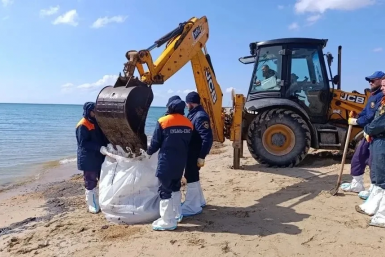 Под Анапой собрали более 1000 мешков грунта с нефтепродуктами на пляже Оперштаб Кубани