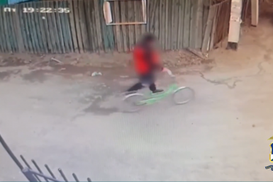 В Улан-Удэ мужчина в красной куртке украл у магазина велосипед для своего сына