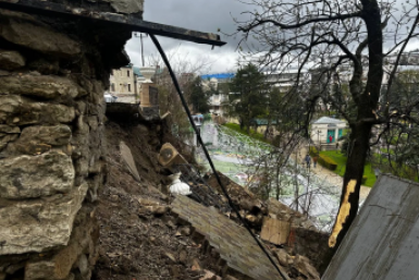 В Пятигорске обрушилась часть подпорной стены и тротуара