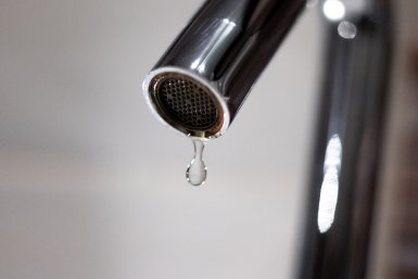 Эксперт разъяснил, законно ли отключение воды во всём доме из-за долгов соседей