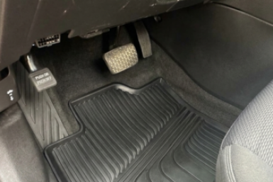 Коврики в авто станут угольно-черными: 1 средство из аптеки и они как новые - перекупы молчат об этом методе