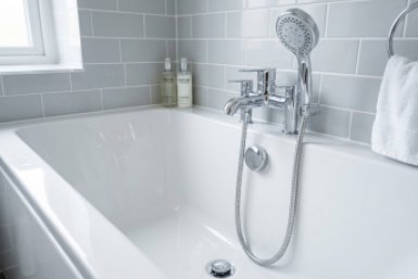 Пока вы спите, она чистится сама: привязала пакет к лейке — утром напор сбивает с ног