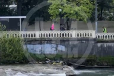 В Сочи неизвестный утопил в реке 10 самокатов Скрин видео Полиция Кубани