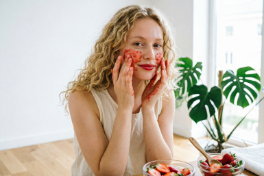 Забудьте про дорогой уход: 1 ягода — для сияющей кожи, белоснежной улыбки и мягких губ